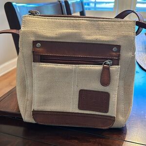 Relic cavas purse, shoulder strap, many pockets for storage. Great condition.